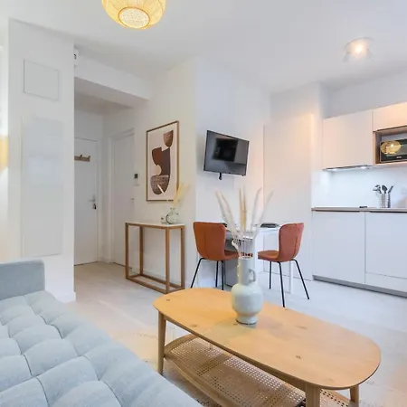 Renovated 1 Bedroom Апартаменты *