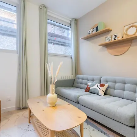 Renovated 1 Bedroom Apartment *